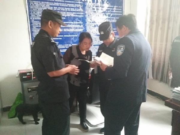 陳瑞安(中)帶領隊員(yuán)檢查出租房(fáng)