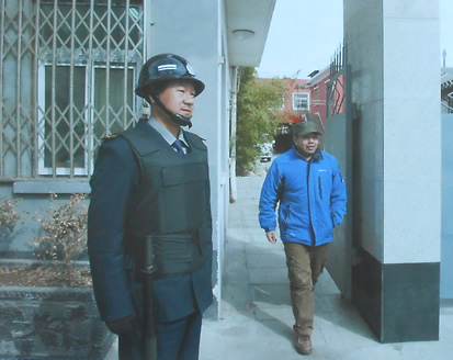 劉永軍在門(mén)崗執勤