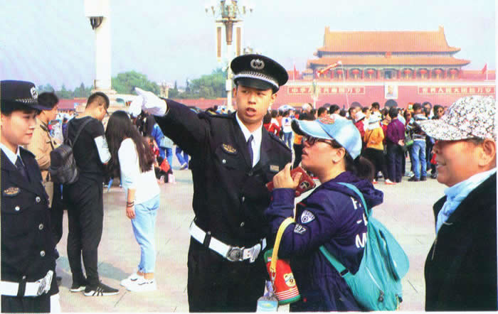 保安員(yuán)為(wèi)遊客指路(lù)