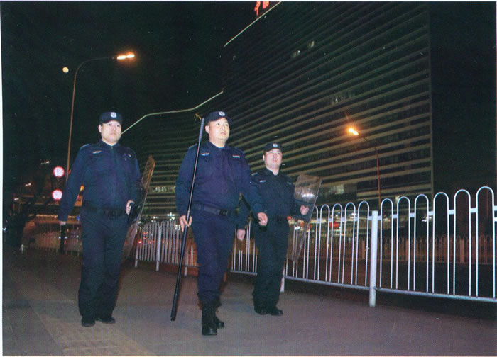 保安員(yuán)夜間(jiān)巡邏
