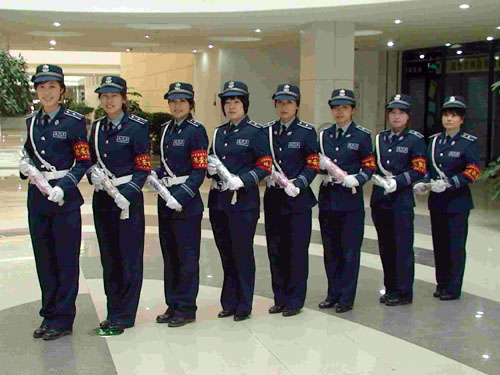 女(nǚ)子(zǐ)保安執勤